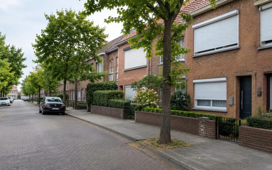 Rue résidentielle en Wallonie avec volets roulants Rue résidentielle en Wallonie avec volets roulants